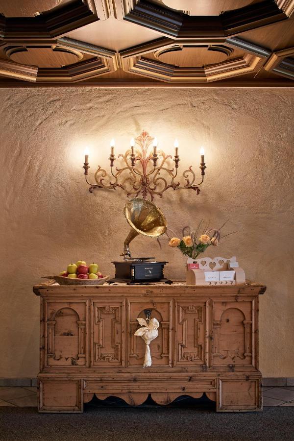 Hotel Table Corvara In Badia Extérieur photo