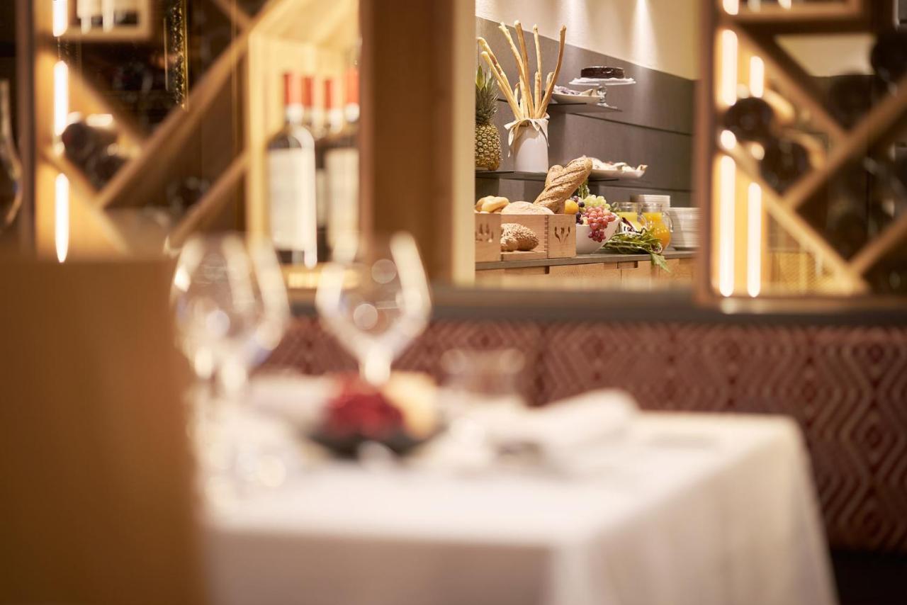 Hotel Table Corvara In Badia Extérieur photo