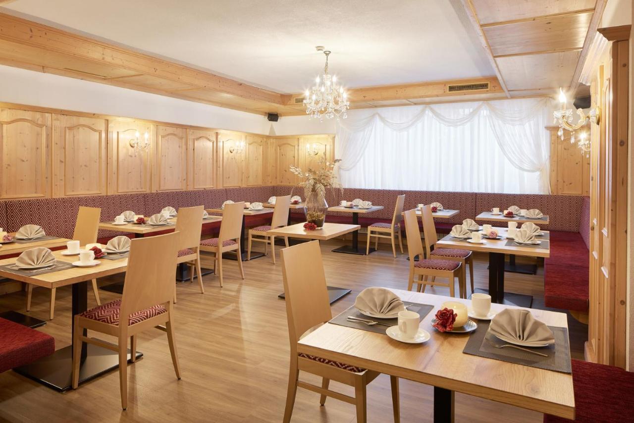 Hotel Table Corvara In Badia Extérieur photo