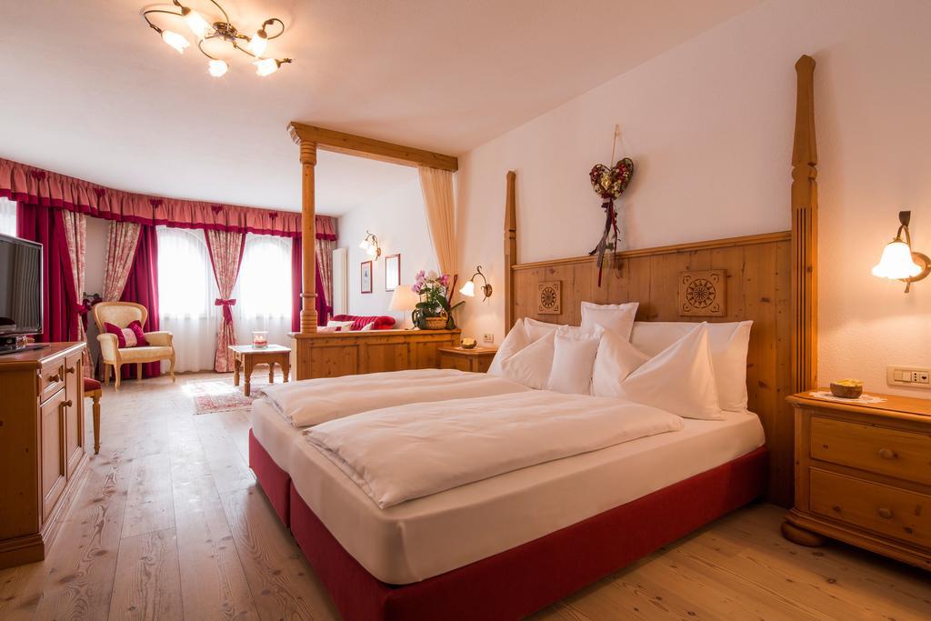 Hotel Table Corvara In Badia Extérieur photo