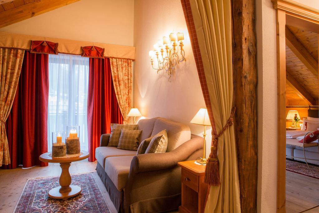 Hotel Table Corvara In Badia Extérieur photo